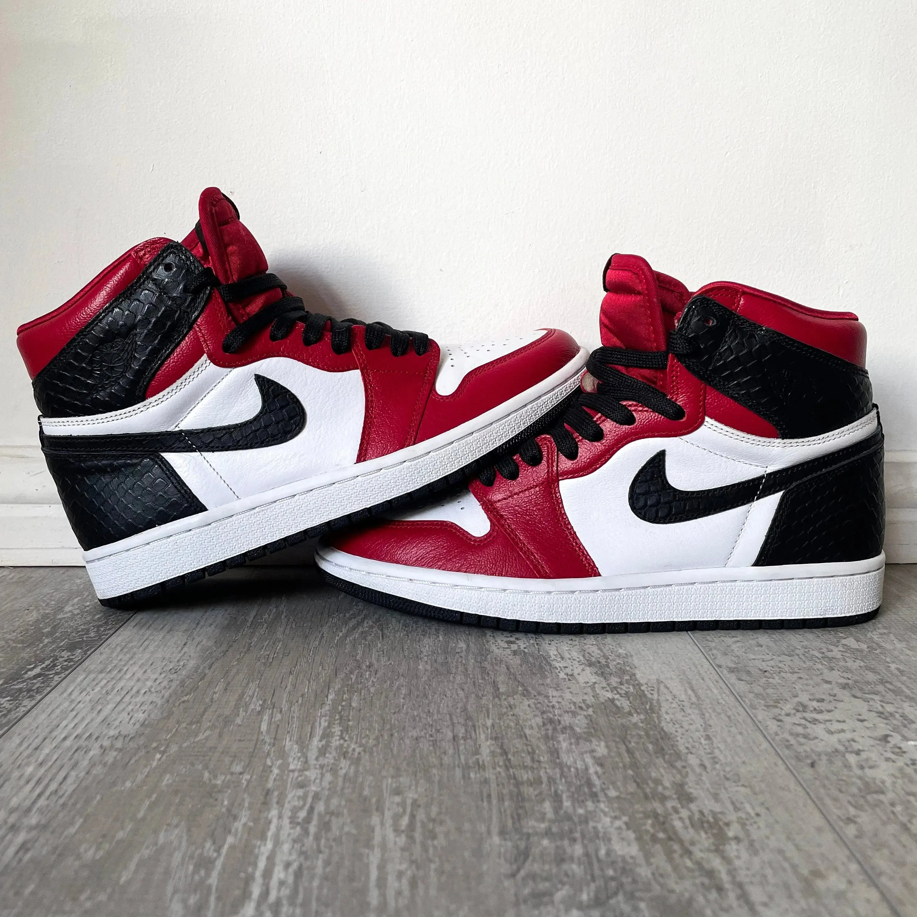 Jordan 1 Retro High Satin Snake Chicago (7.5W)