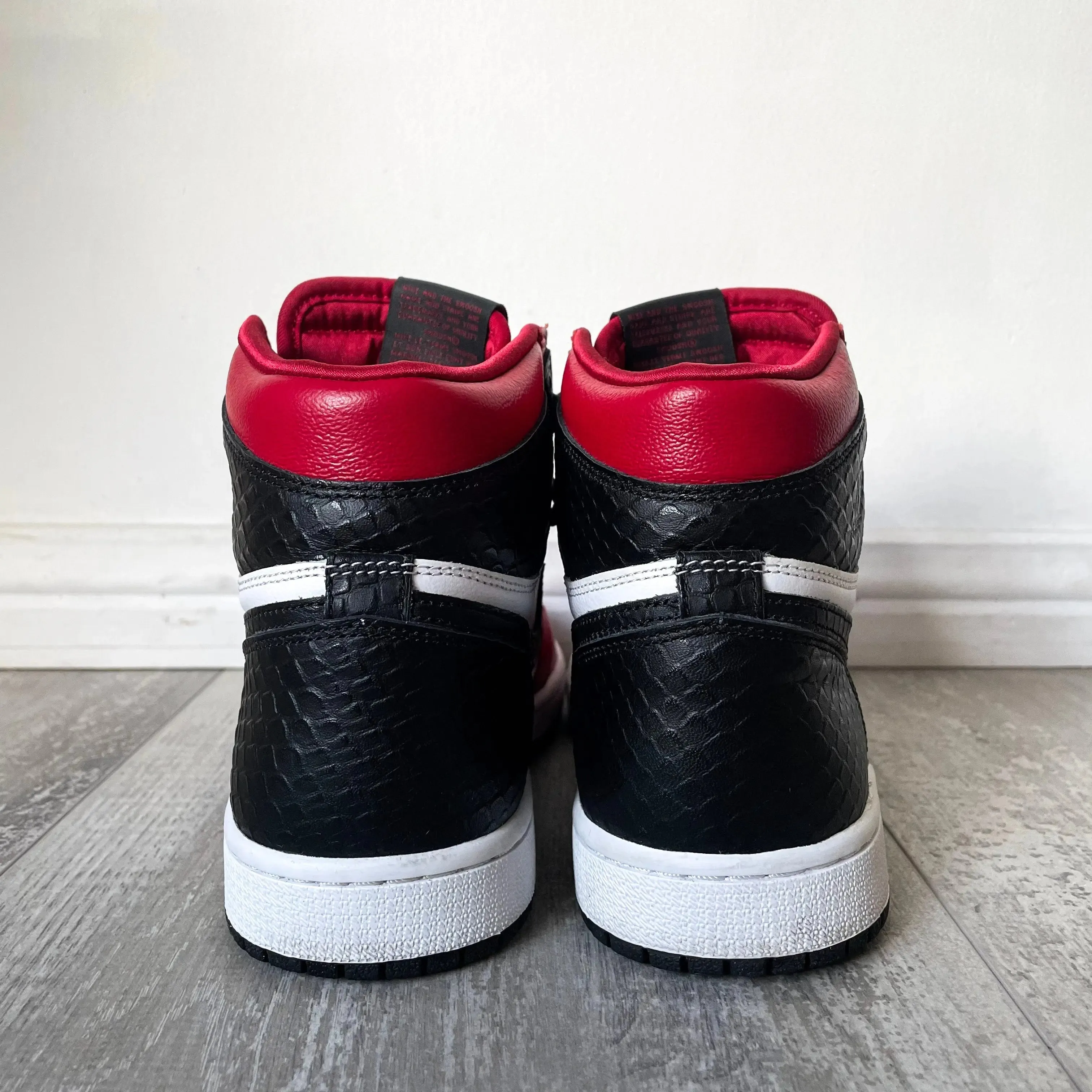 Jordan 1 Retro High Satin Snake Chicago (7.5W)