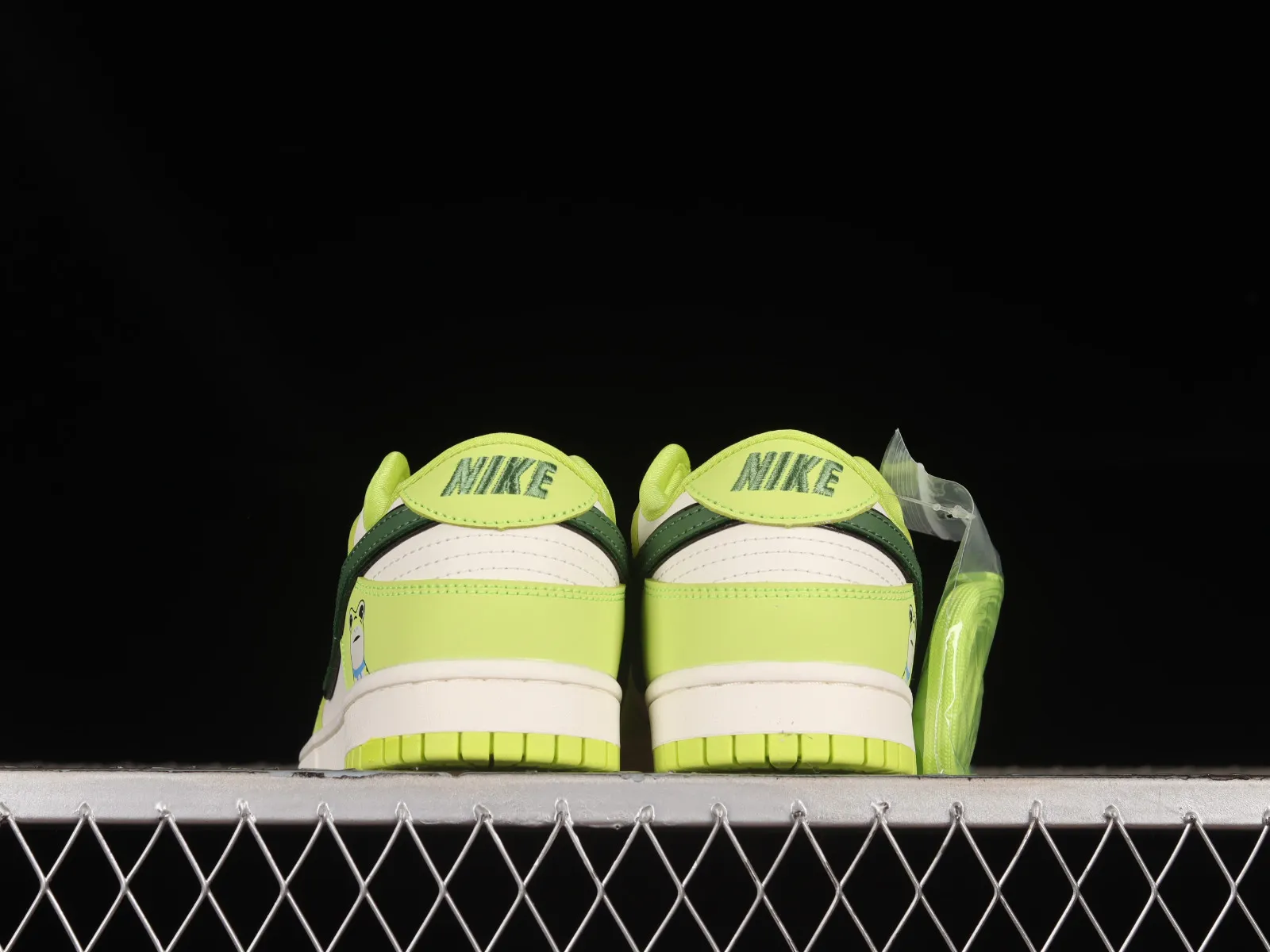 Nike SB Dunk Low Retro Beige White Fluorescent Green FC1688-103