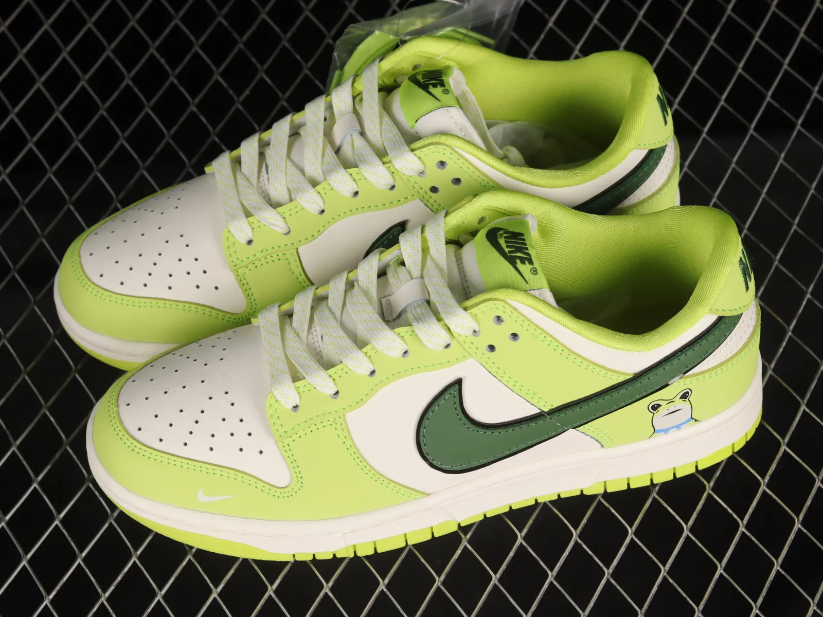 Nike SB Dunk Low Retro Beige White Fluorescent Green FC1688-103